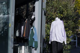 【下北沢駅5分】茶沢通りにある、無料什器も充実&自然光で明るい路面スペース/1日料金で12時間使用可!