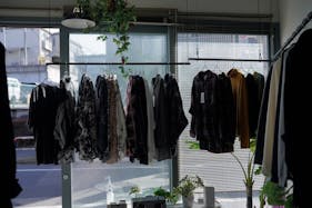 【下北沢駅5分】茶沢通りにある、無料什器も充実&自然光で明るい路面スペース/1日料金で12時間使用可!