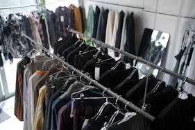 【下北沢駅5分】茶沢通りにある、無料什器も充実&自然光で明るい路面スペース/1日料金で12時間使用可!