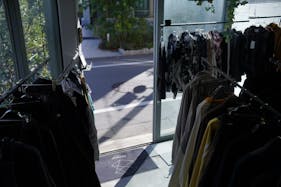 【下北沢駅5分】茶沢通りにある、無料什器も充実&自然光で明るい路面スペース/1日料金で12時間使用可!