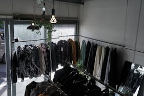 【下北沢駅5分】茶沢通りにある、無料什器も充実&自然光で明るい路面スペース/1日料金で12時間使用可!