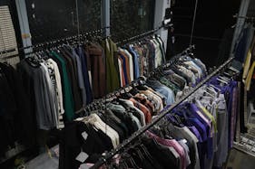 【下北沢駅5分】茶沢通りにある、無料什器も充実&自然光で明るい路面スペース/1日料金で12時間使用可!