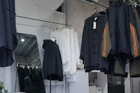 【下北沢駅5分】茶沢通りにある、無料什器も充実&自然光で明るい路面スペース/1日料金で12時間使用可!