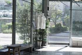 【下北沢駅5分】茶沢通りにある、無料什器も充実&自然光で明るい路面スペース/1日料金で12時間使用可!