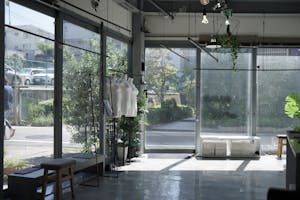 【下北沢駅5分】茶沢通りにある、無料什器も充実&自然光で明るい路面スペース/1日料金で12時間使用可!