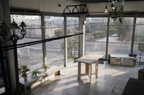 【下北沢駅5分】茶沢通りにある、無料什器も充実&自然光で明るい路面スペース/1日料金で12時間使用可!