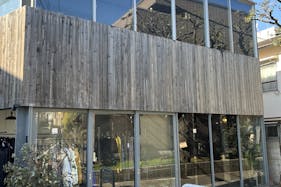 【下北沢駅5分】茶沢通りにある、無料什器も充実&自然光で明るい路面スペース/1日料金で12時間使用可!