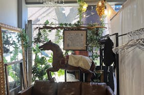 【下北沢駅5分】茶沢通りにある、無料什器も充実&自然光で明るい路面スペース/1日料金で12時間使用可!