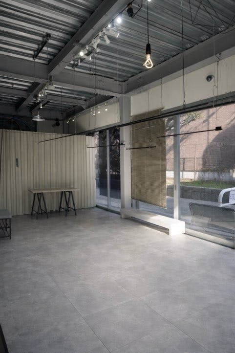 【下北沢駅5分】無料什器も充実で簡単ポップアップも可能！天高の自然光で明るい路面スペース／1日料金で12時間使用可！