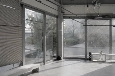 【下北沢駅5分】無料什器も充実で簡単ポップアップも可能!天高の自然光で明るい路面スペース/1日料金で12時間使用可!