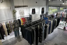【下北沢駅5分】アパレル、古着、アクセサリーPOPUPに最適なスペース|テレビで紹介|実績多数、リピート多|什器無料・路面自然光空間|1日33,000円〜12時間利用可