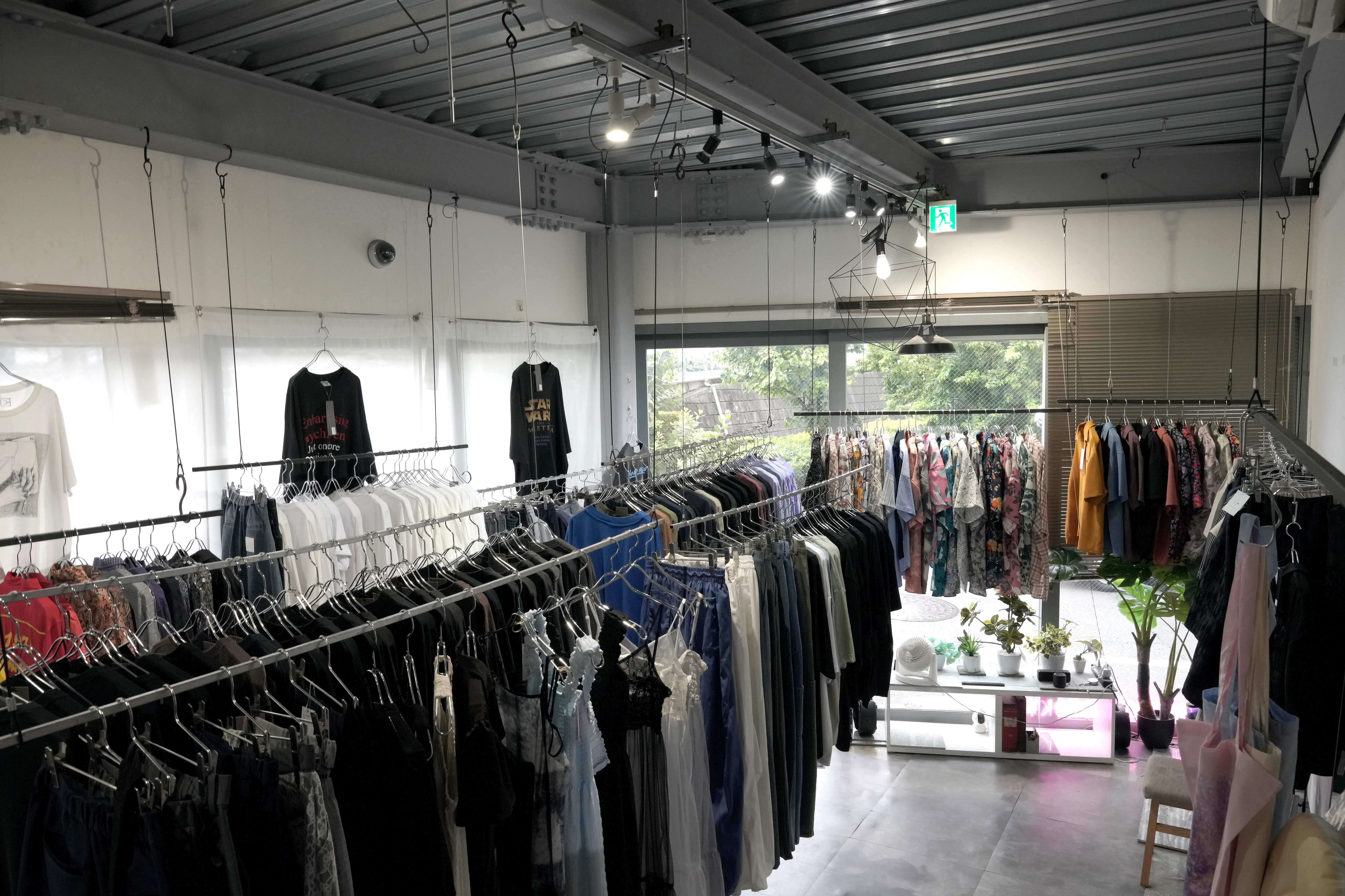 【下北沢駅5分】アパレル、古着、アクセサリーPOPUPに最適なスペース|テレビで紹介|実績多数、リピート多|什器無料・路面自然光空間|1日33,000円〜12時間利用可