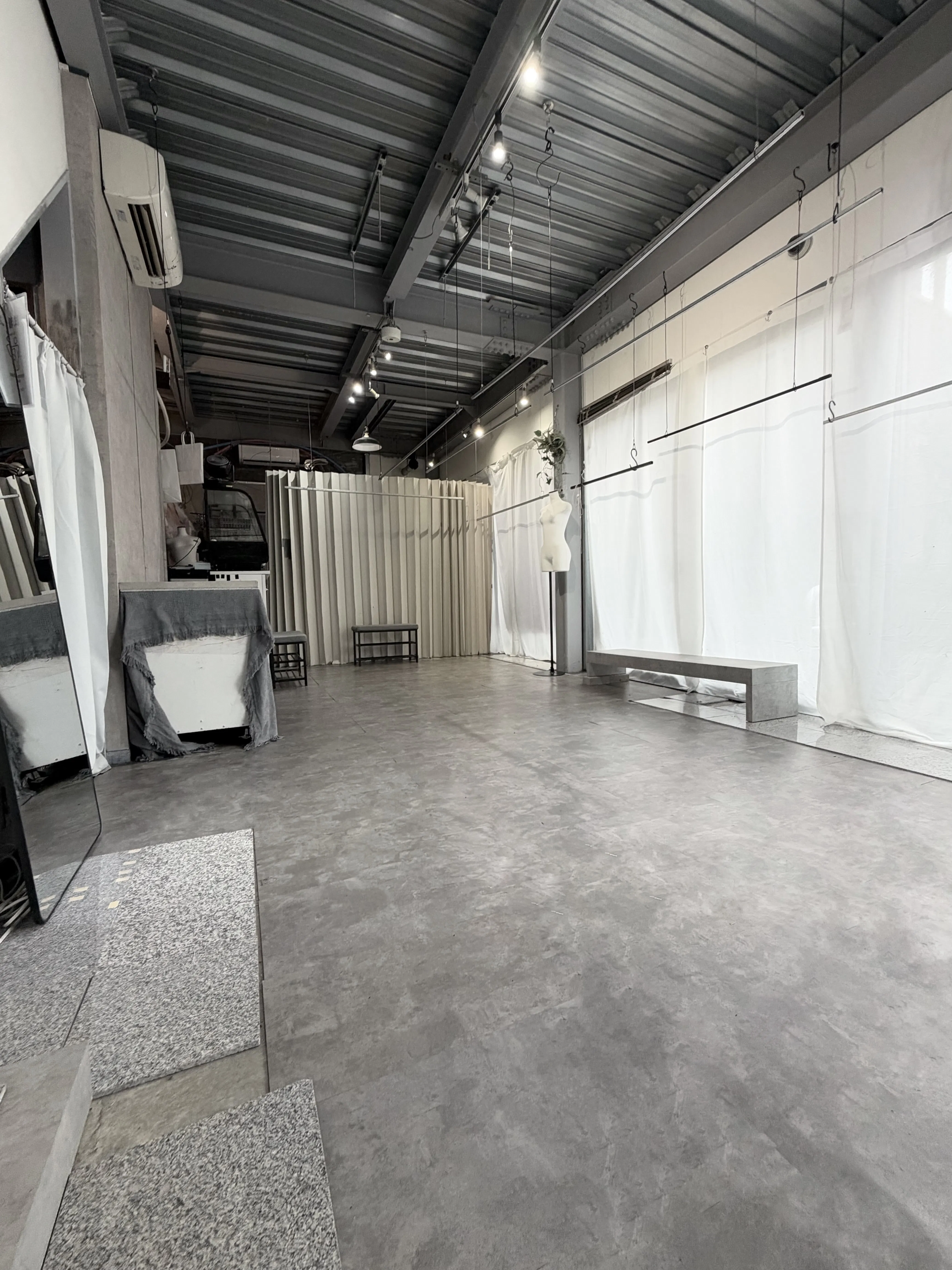【下北沢駅5分】アパレル、古着、アクセサリーPOPUPに最適なスペース｜テレビで紹介｜実績多数、リピート多｜什器無料・路面自然光空間｜1日33,000円〜12時間利用可
