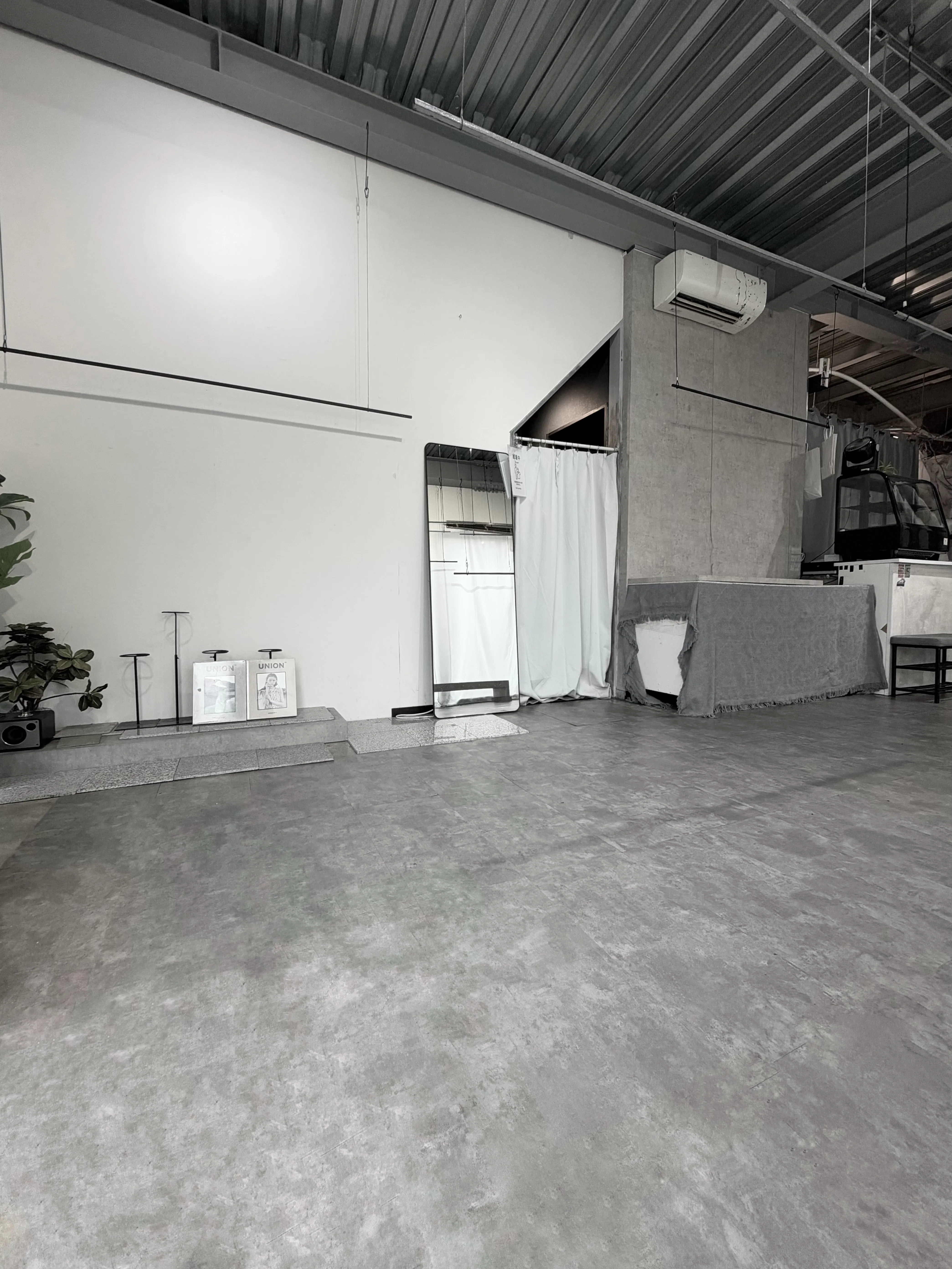 【下北沢駅5分】アパレル、古着、アクセサリーPOPUPに最適なスペース｜テレビで紹介｜実績多数、リピート多｜什器無料・路面自然光空間｜1日33,000円〜12時間利用可