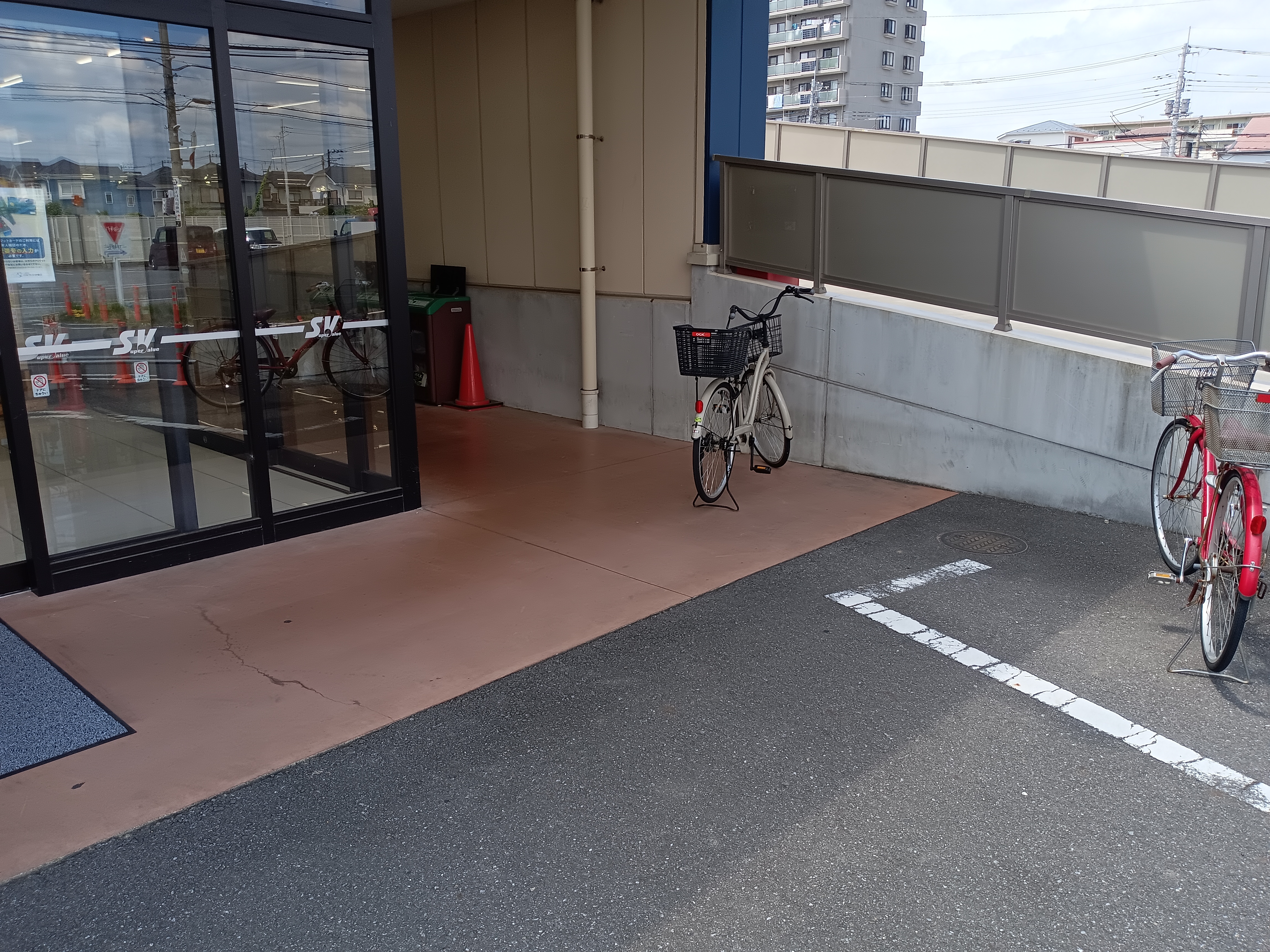【スーパーバリュー 春日部小渕店】風除室 各種プロモーション、会員獲得イベントに最適なスーパーマーケットの屋内催事イベントスペース