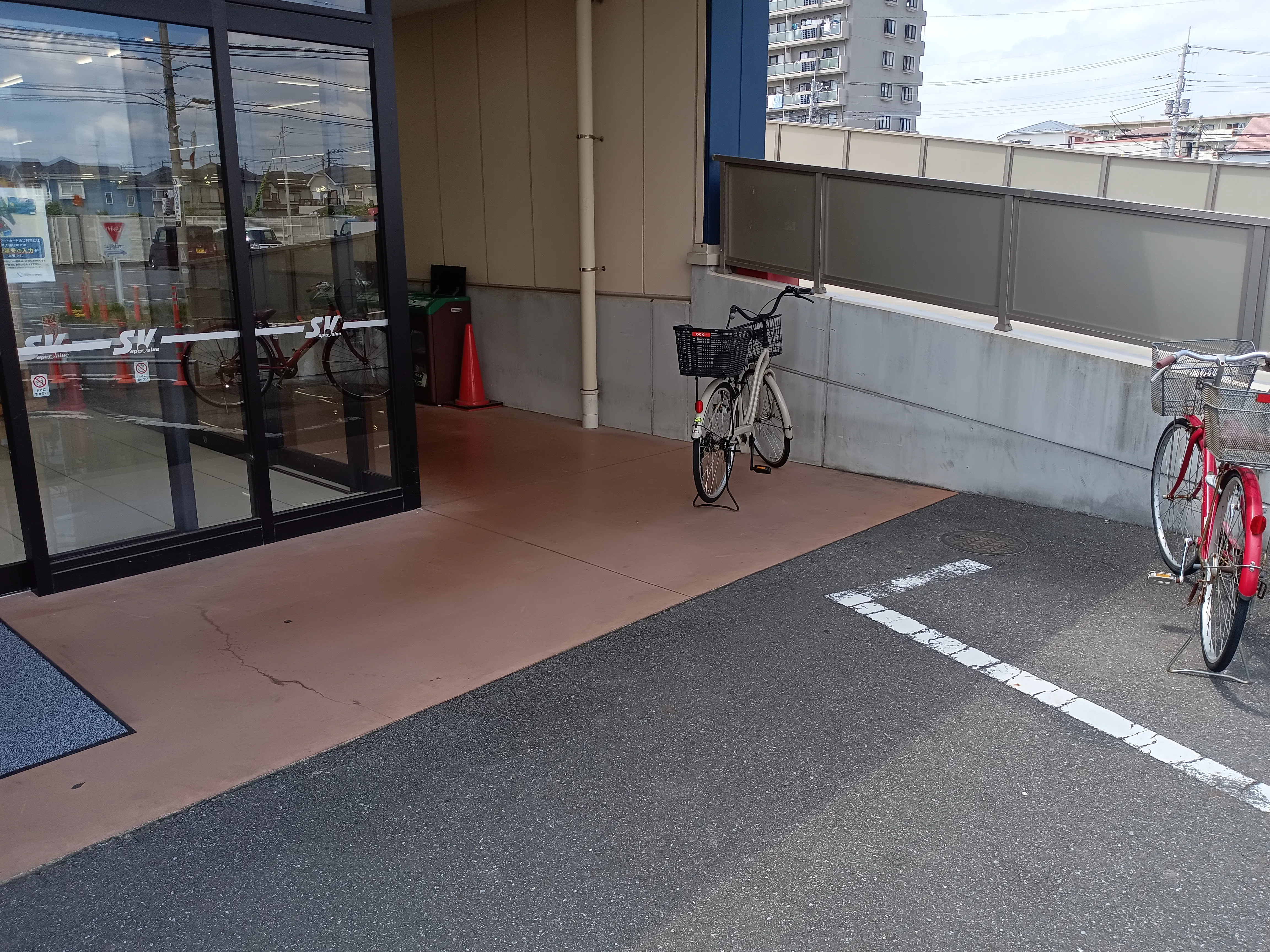 【スーパーバリュー 春日部小渕店】風除室 各種プロモーション、会員獲得イベントに最適なスーパーマーケットの屋内催事イベントスペース