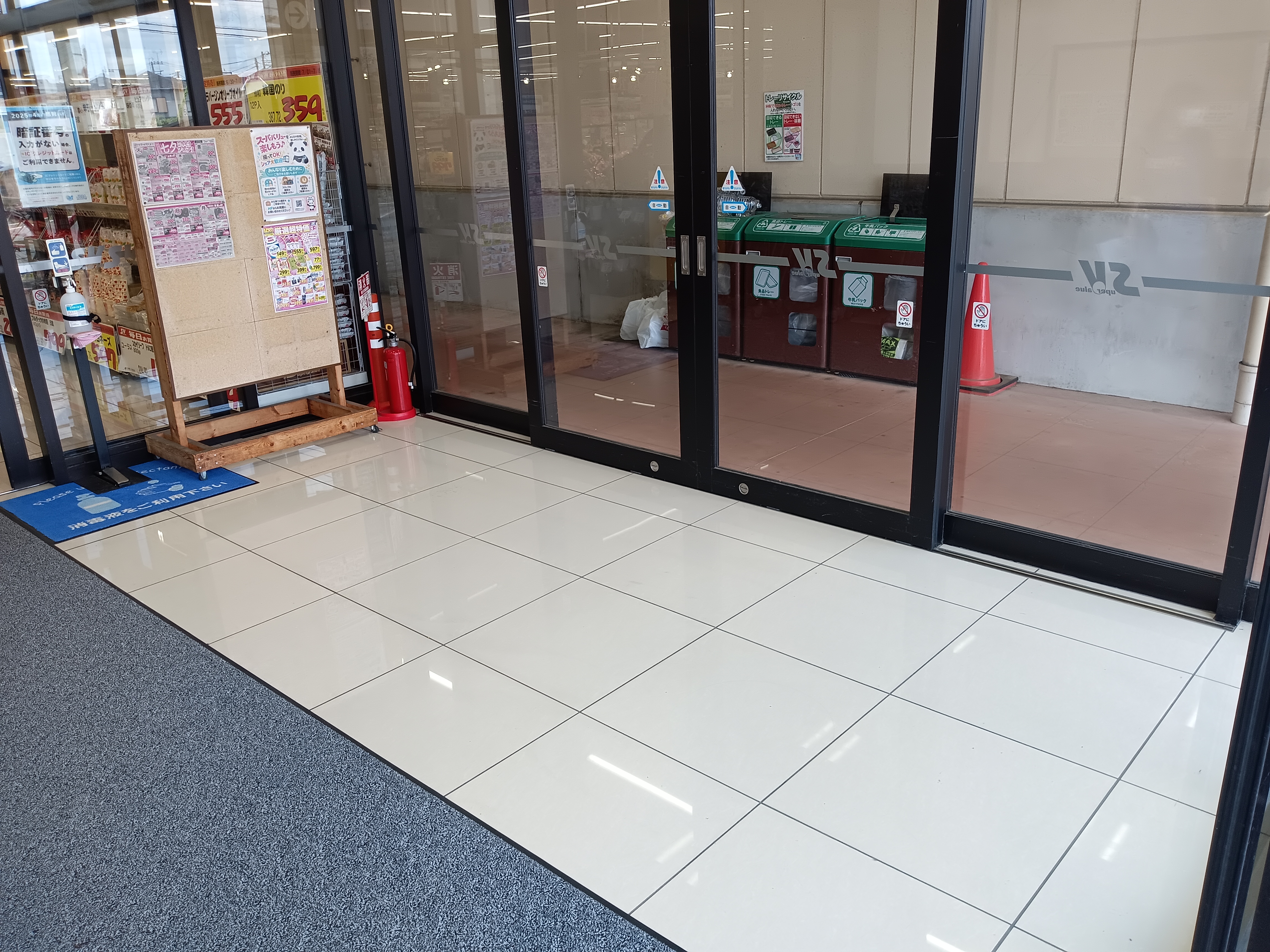 【スーパーバリュー 春日部小渕店】風除室 各種プロモーション、会員獲得イベントに最適なスーパーマーケットの屋内催事イベントスペース