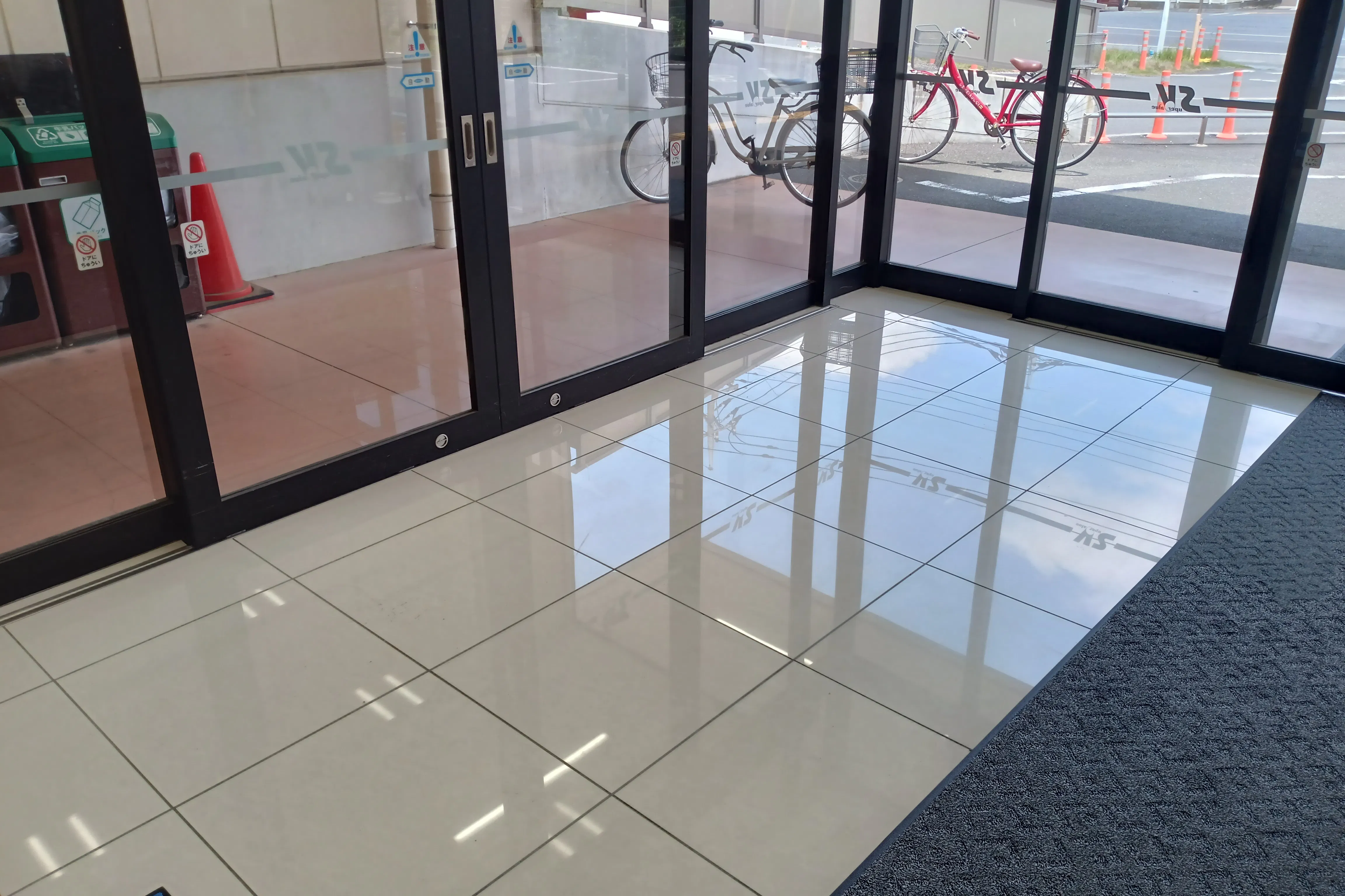 【スーパーバリュー 春日部小渕店】風除室 各種プロモーション、会員獲得イベントに最適なスーパーマーケットの屋内催事イベントスペース