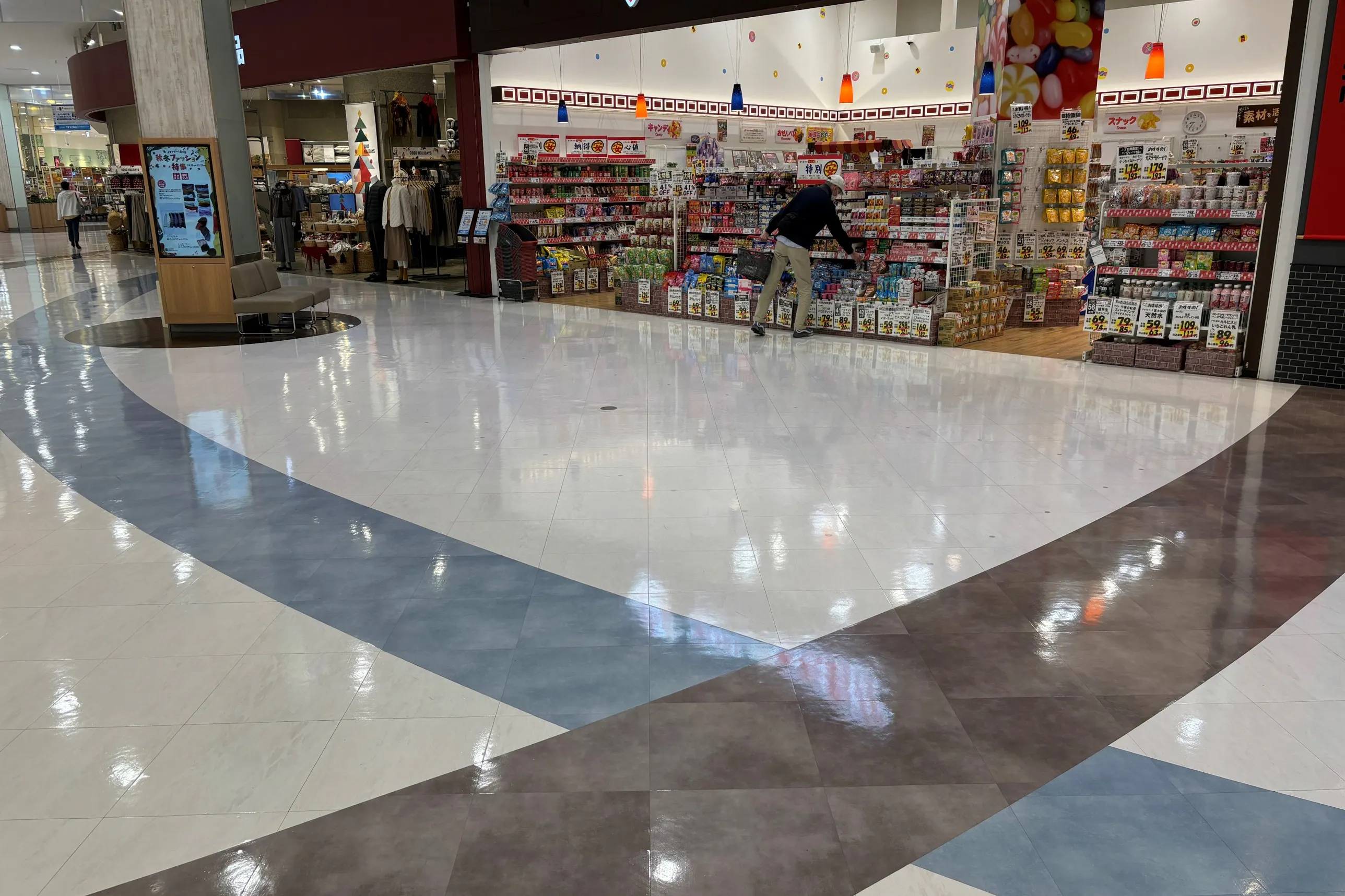 【イオンモール富士宮*】おかしのまちおか前