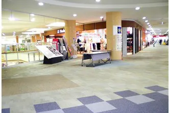 【イオンモール津山】各種プロモーションや物販、食物販のポップアップストアに最適な専門店2F フードコート前の催事イベントスペース