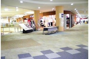 【イオンモール津山】各種プロモーションや物販、食物販のポップアップストアに最適な専門店2F フードコート前の催事イベントスペース