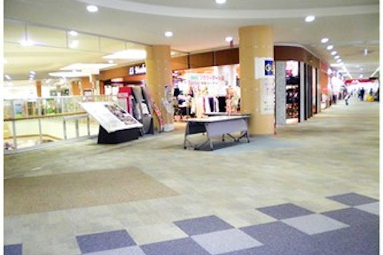 【イオンモール津山】各種プロモーションや物販、食物販のポップアップストアに最適な専門店2F フードコート前の催事イベントスペースの画像1