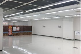 【西友 羽村店】3Fテナント100均・フィットネスフロア区画 プロモーション用途やギャラリー、展示系イベントに最適なスーパー店内催事イベントスペース