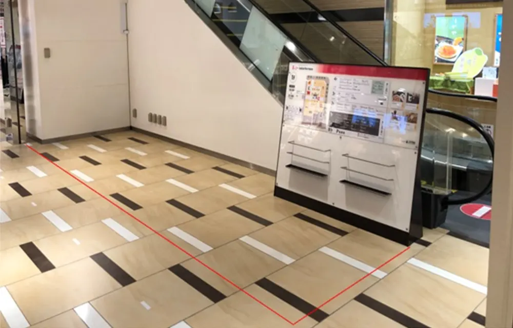 【ららテラス 武蔵小杉】1階 下りエスカレーター横の画像