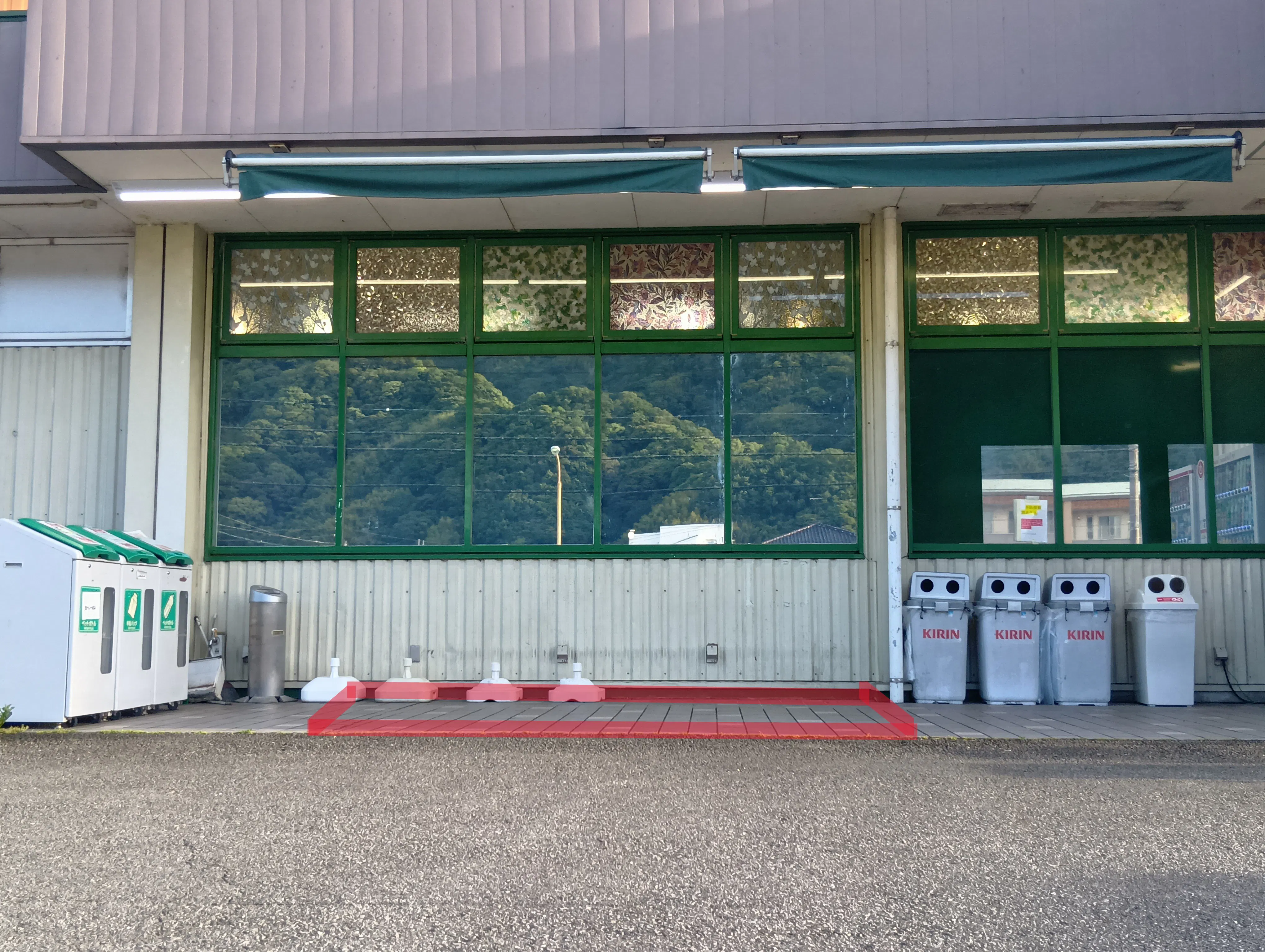 【フードマーケットマム坂本店】出入口左側スペース 販促プロモーションや物販に最適なスーパー屋外催事イベントスペース