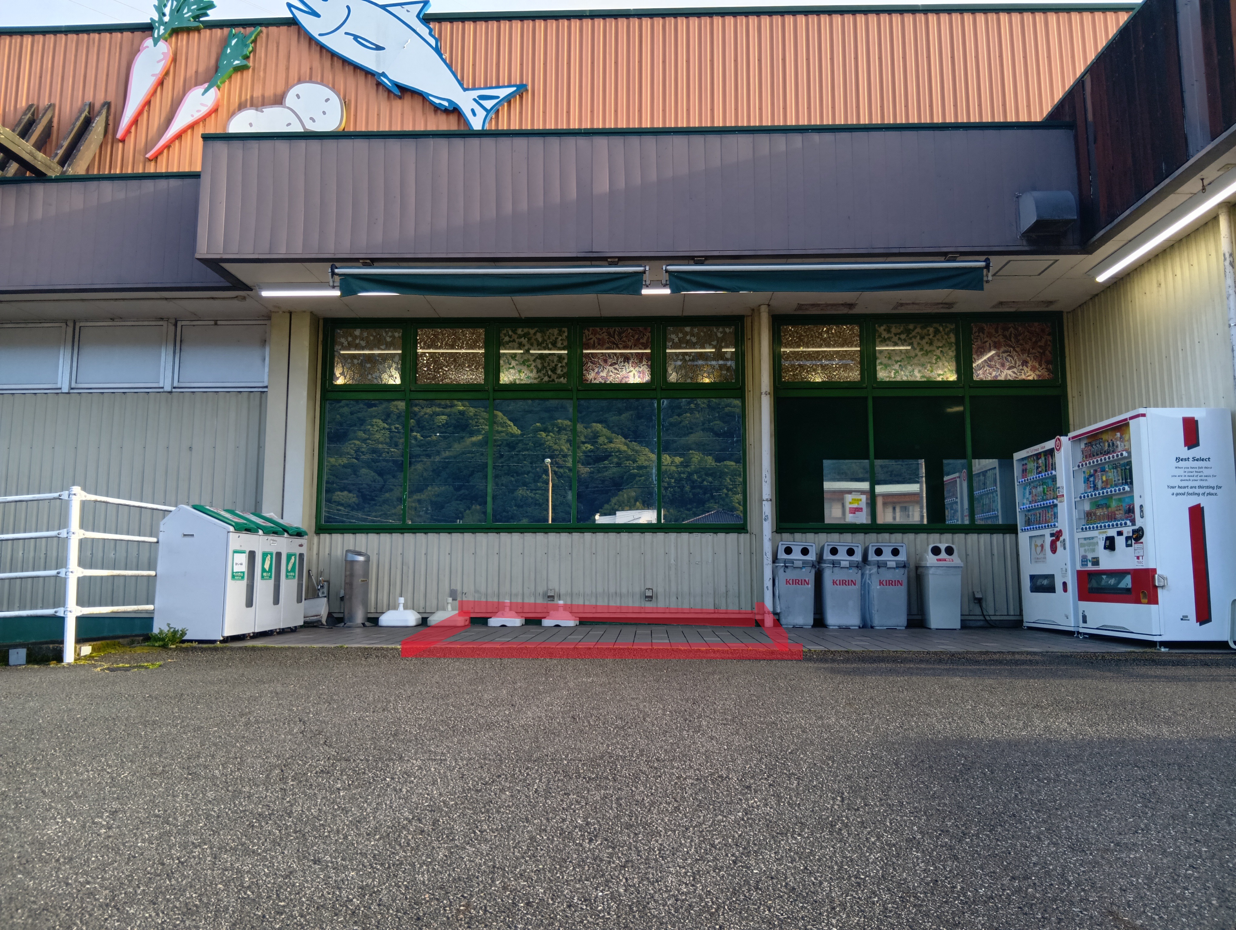 【フードマーケットマム坂本店】出入口左側スペース 販促プロモーションや物販に最適なスーパー屋外催事イベントスペース