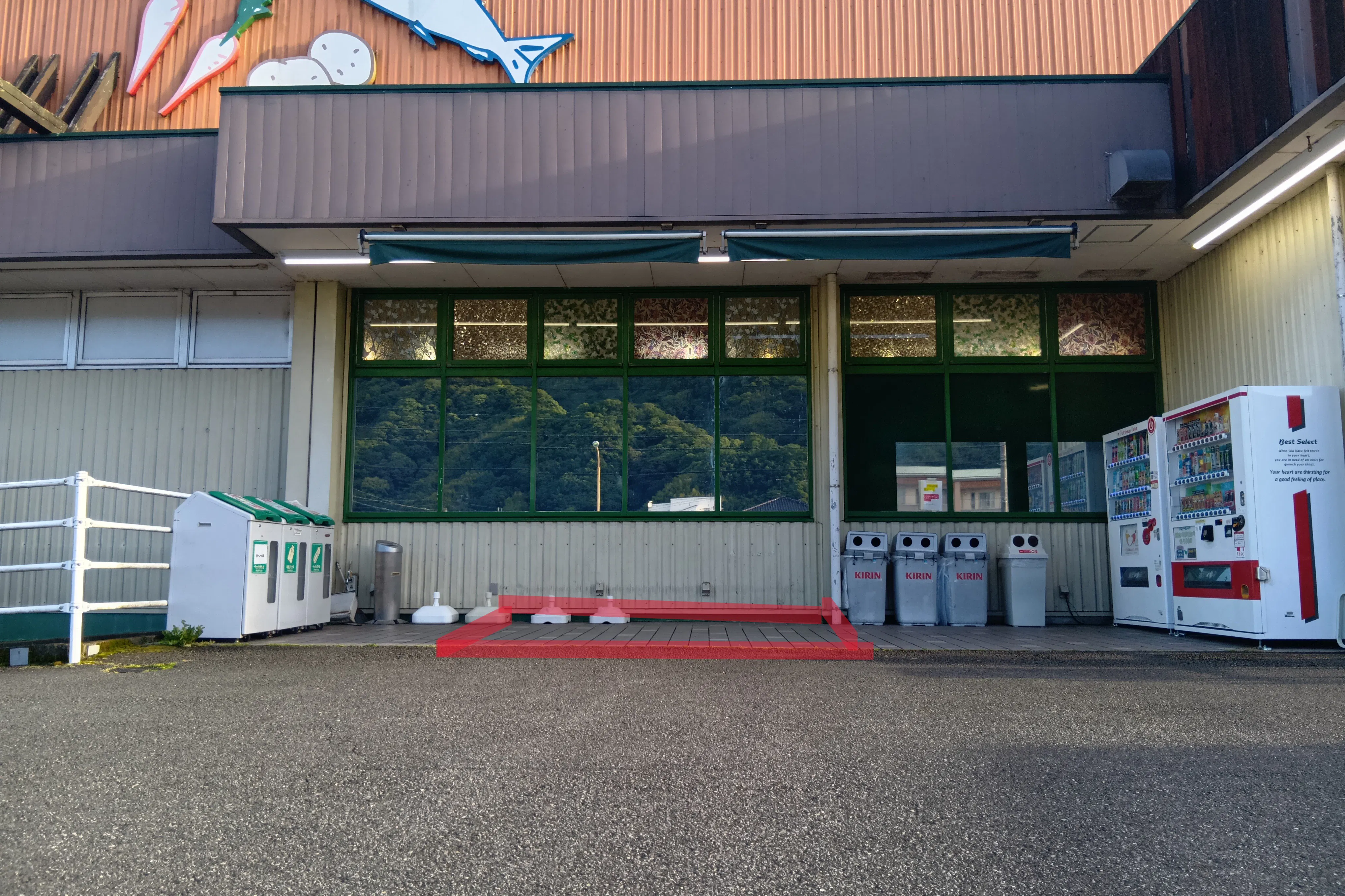 【フードマーケットマム坂本店】出入口左側スペース 販促プロモーションや物販に最適なスーパー屋外催事イベントスペース
