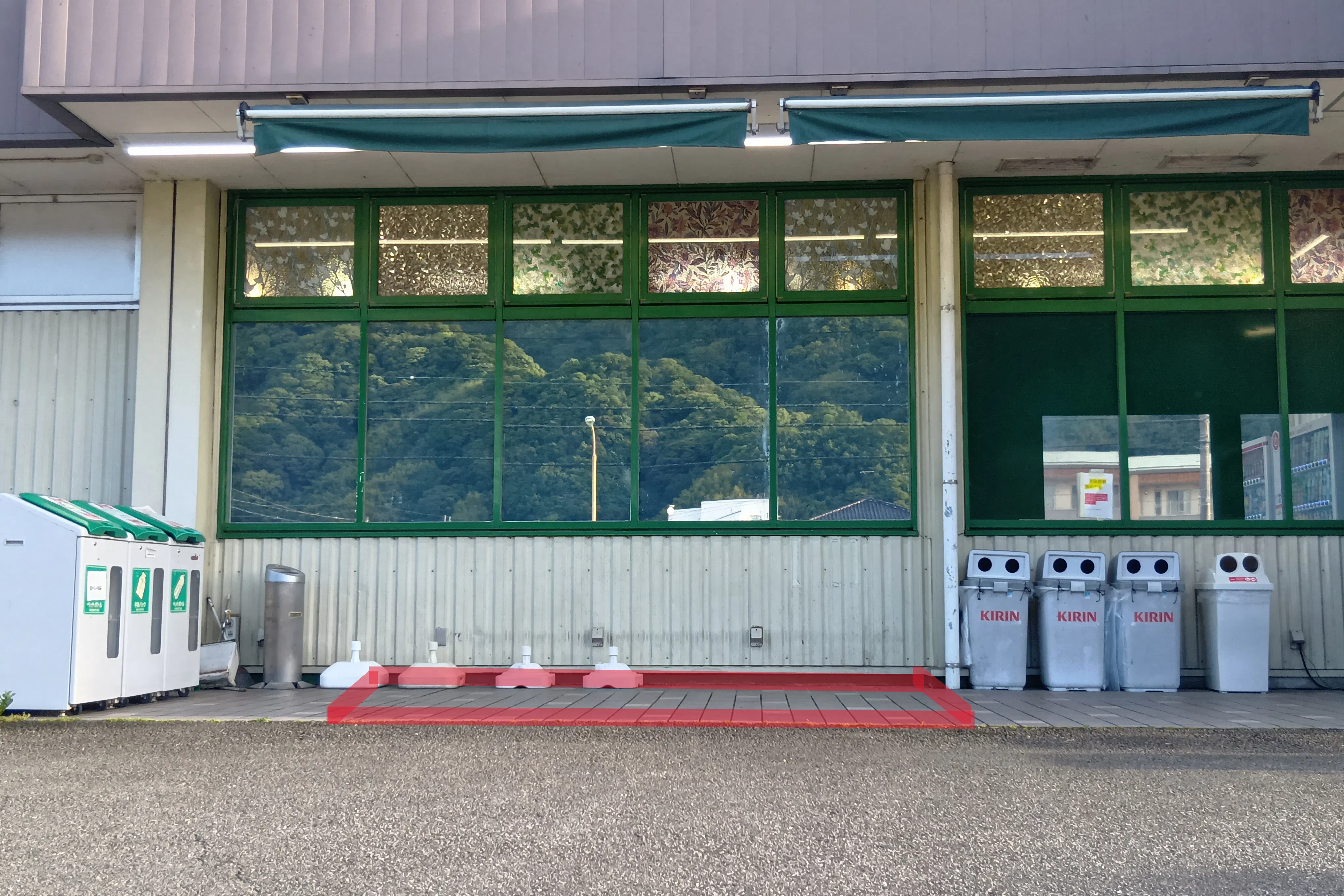 【フードマーケットマム坂本店】出入口左側スペース 販促プロモーションや物販に最適なスーパー屋外催事イベントスペース