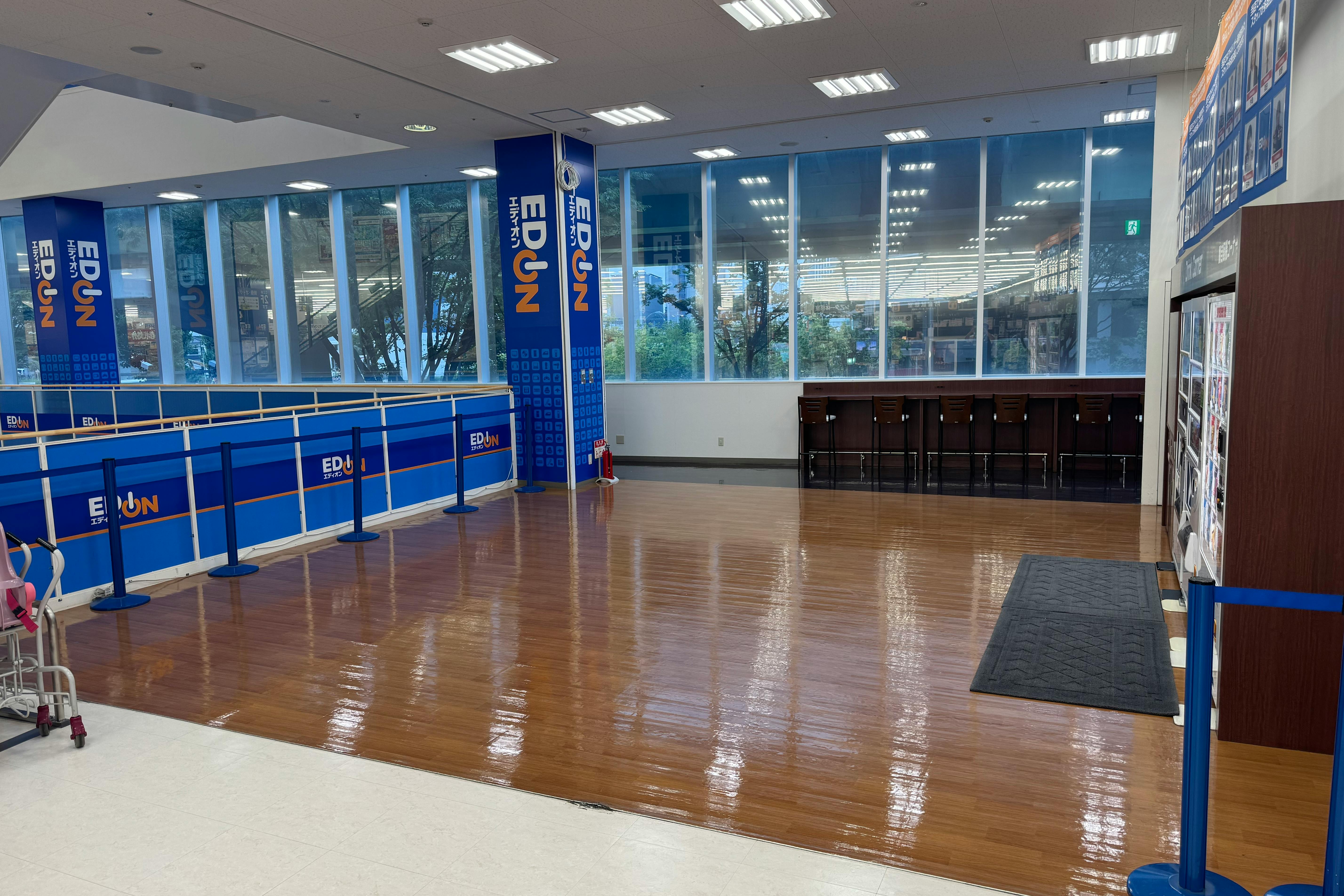 【エディオン名古屋本店】ポップアップやプロモーションに利用可能な2Fエレベーター前レストスペース