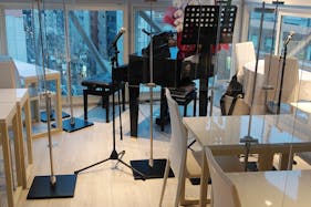 【表参道駅2分】飲食を伴うイベントや撮影に適した三面がガラスの解放感ある防音付きのカフェ