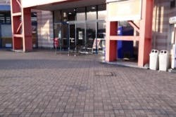 【ミスターマックス 倉賀野店】屋外 キッチンカーに最適な総合ディスカウントストアの催事イベントスペース