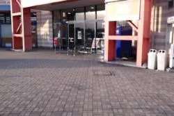 【ミスターマックス 倉賀野店】屋外 キッチンカーに最適な総合ディスカウントストアの催事イベントスペース