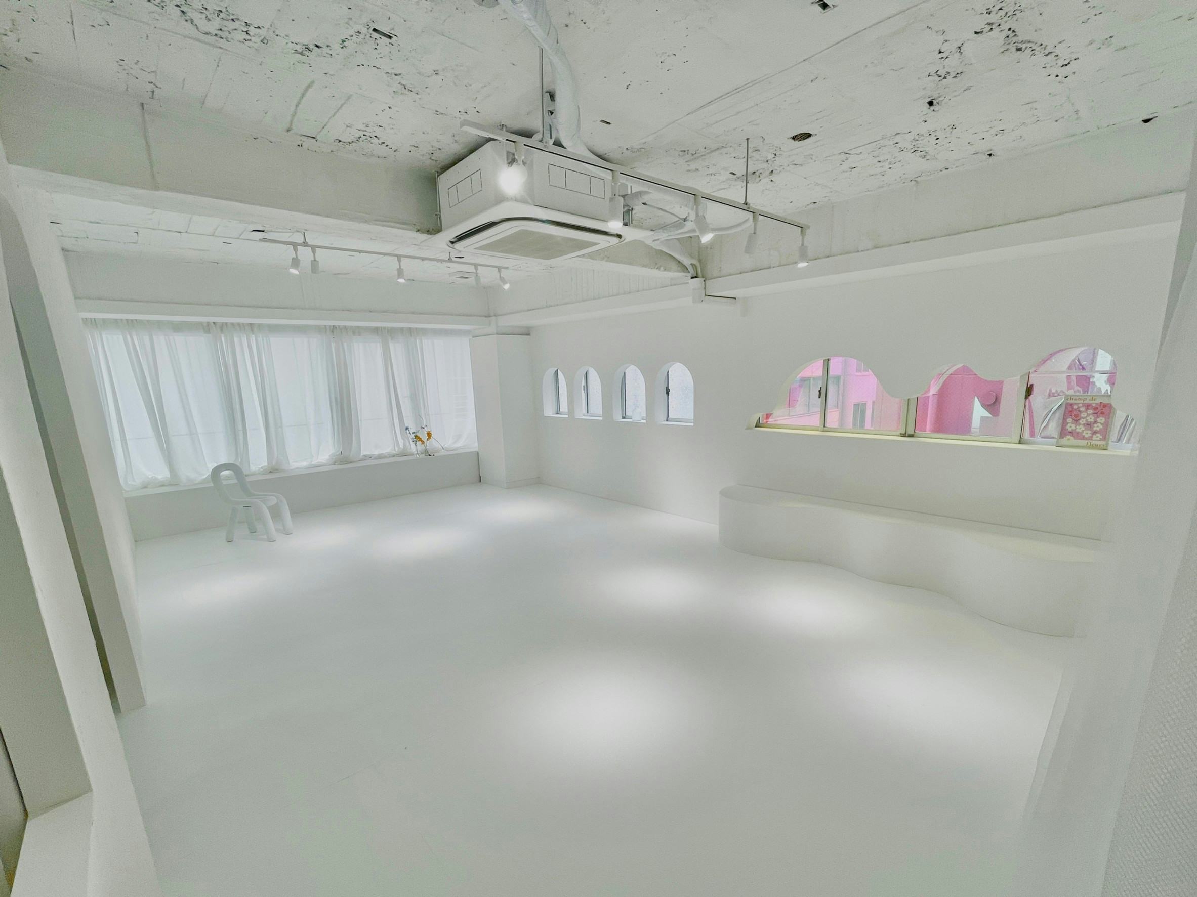 【堺筋本町駅2分】ロケや撮影会に最適なSNS映えする3種の内装を完備したコンセプトスタジオ