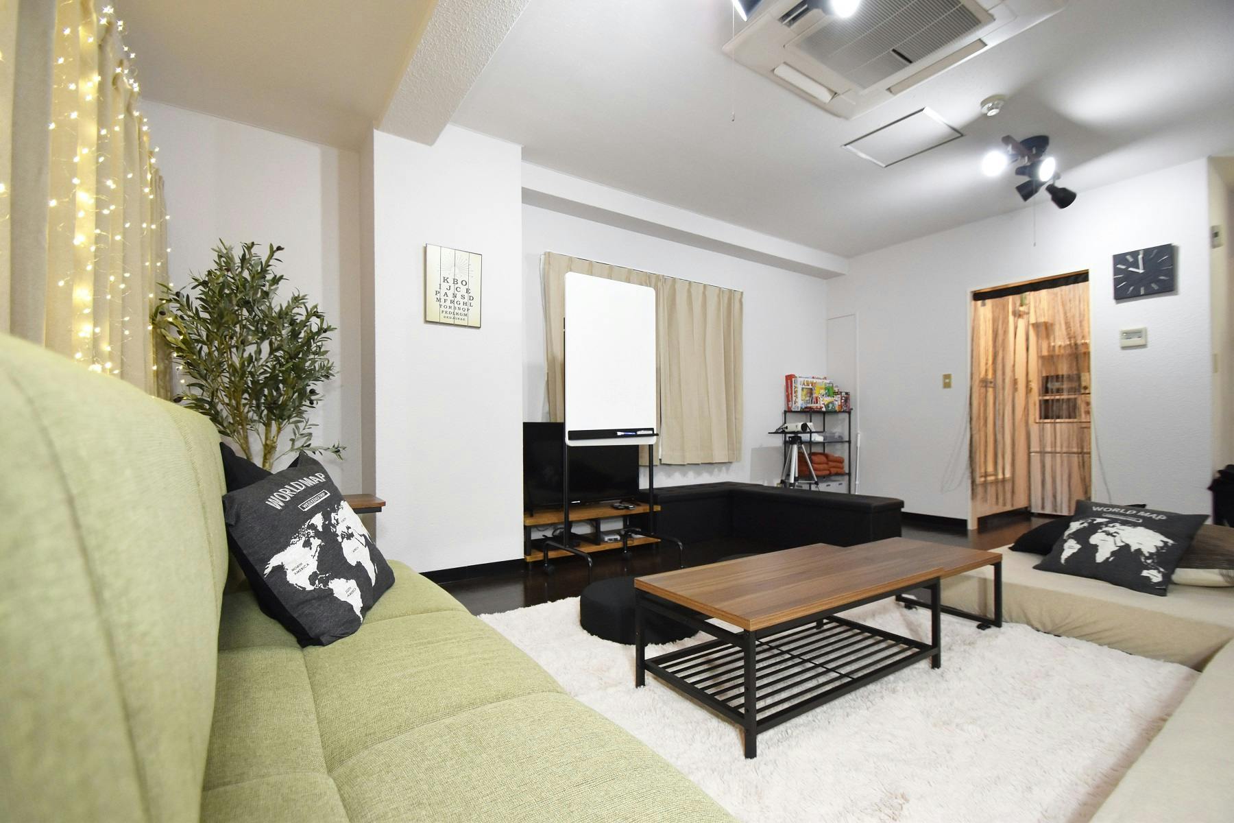 ホワイトボード、モニターと充実した什器