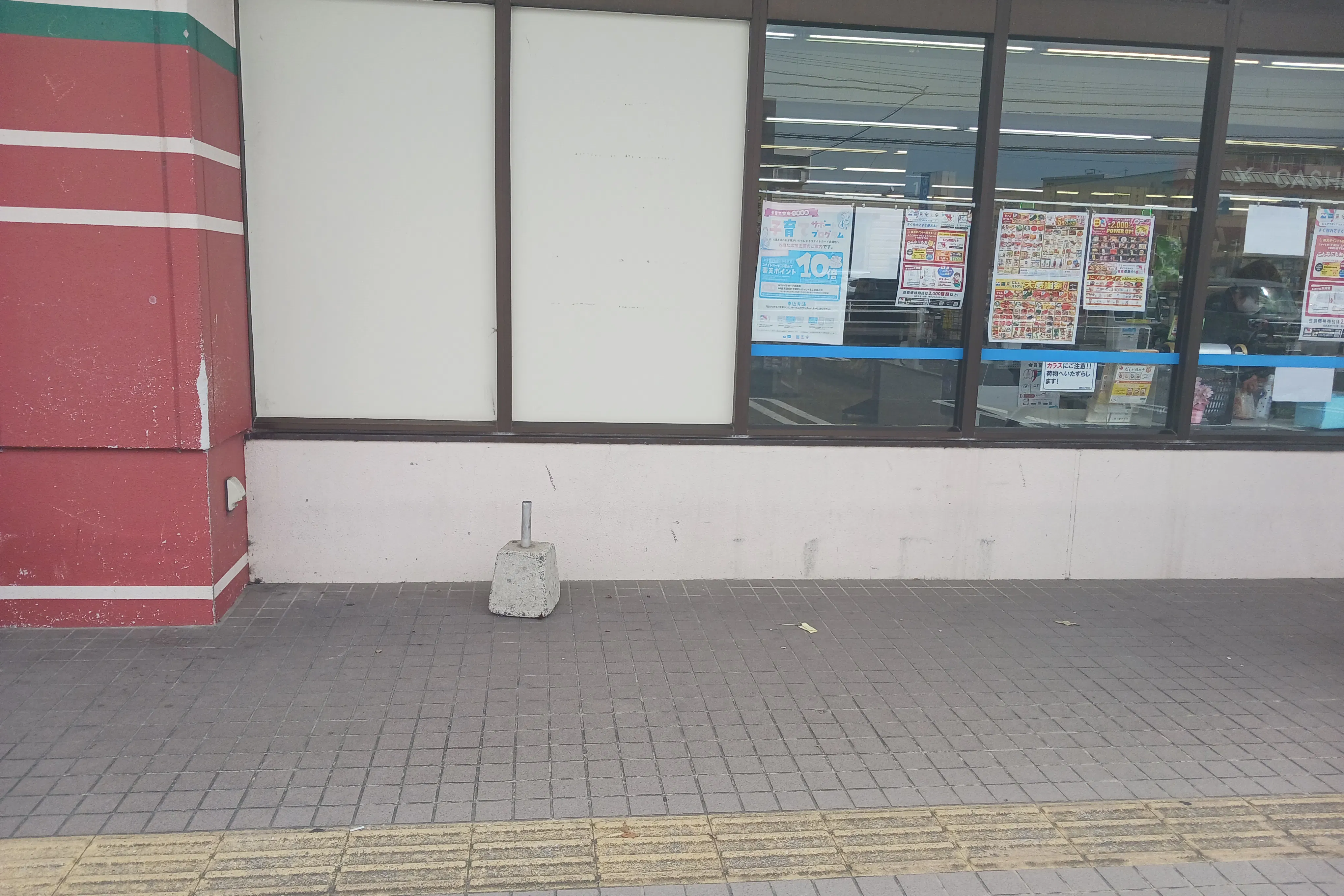 【西鉄ストア有田店】店内入口横 販促プロモーションやキッチンカー出店に最適なスーパー屋外催事イベントスペース