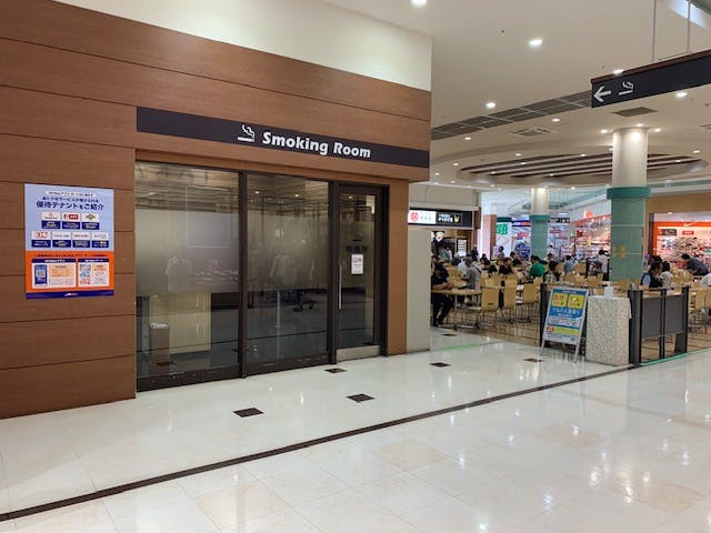 【ミスターマックス 町田多摩境店】喫煙所前 販促プロモーションや物販用途に最適な総合ディスカウントストアの催事イベントスペースの画像