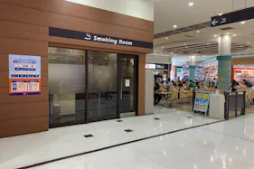 【ミスターマックス 町田多摩境店】喫煙所前 販促プロモーションや物販用途に最適な総合ディスカウントストアの催事イベントスペース