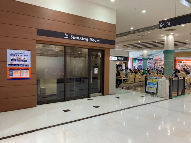 【ミスターマックス 町田多摩境店】喫煙所前 販促プロモーションや物販用途に最適な総合ディスカウントストアの催事イベントスペースの画像