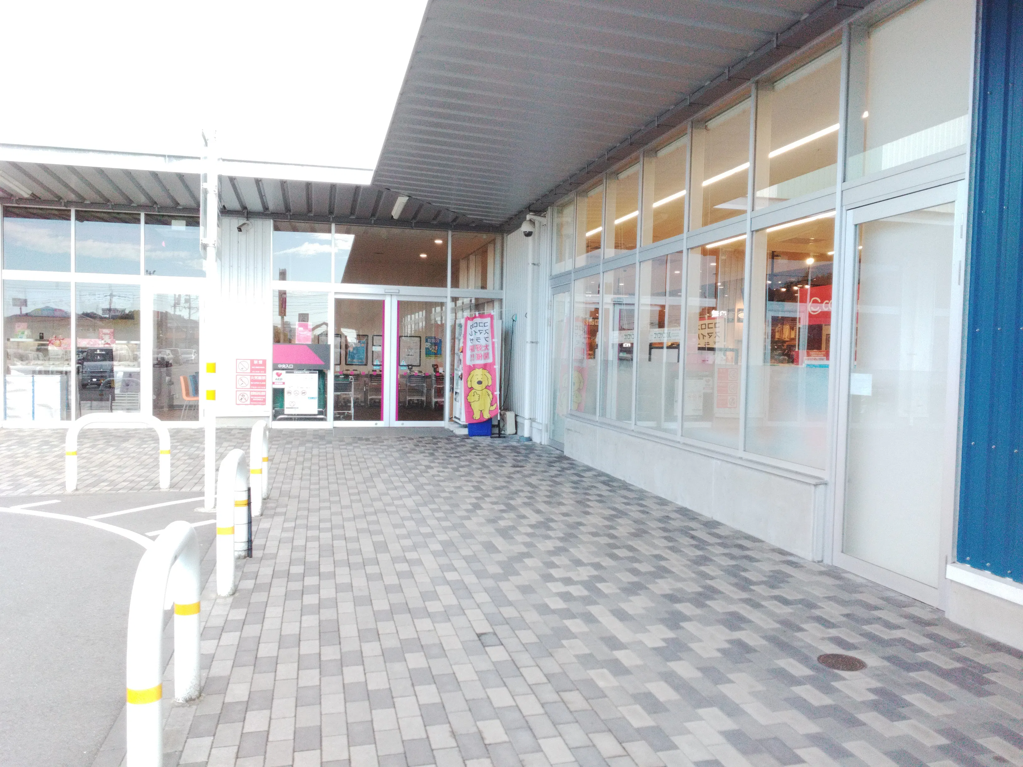 【イオンなかま店（福岡県）】店頭軒下（パン屋側）催事スペース