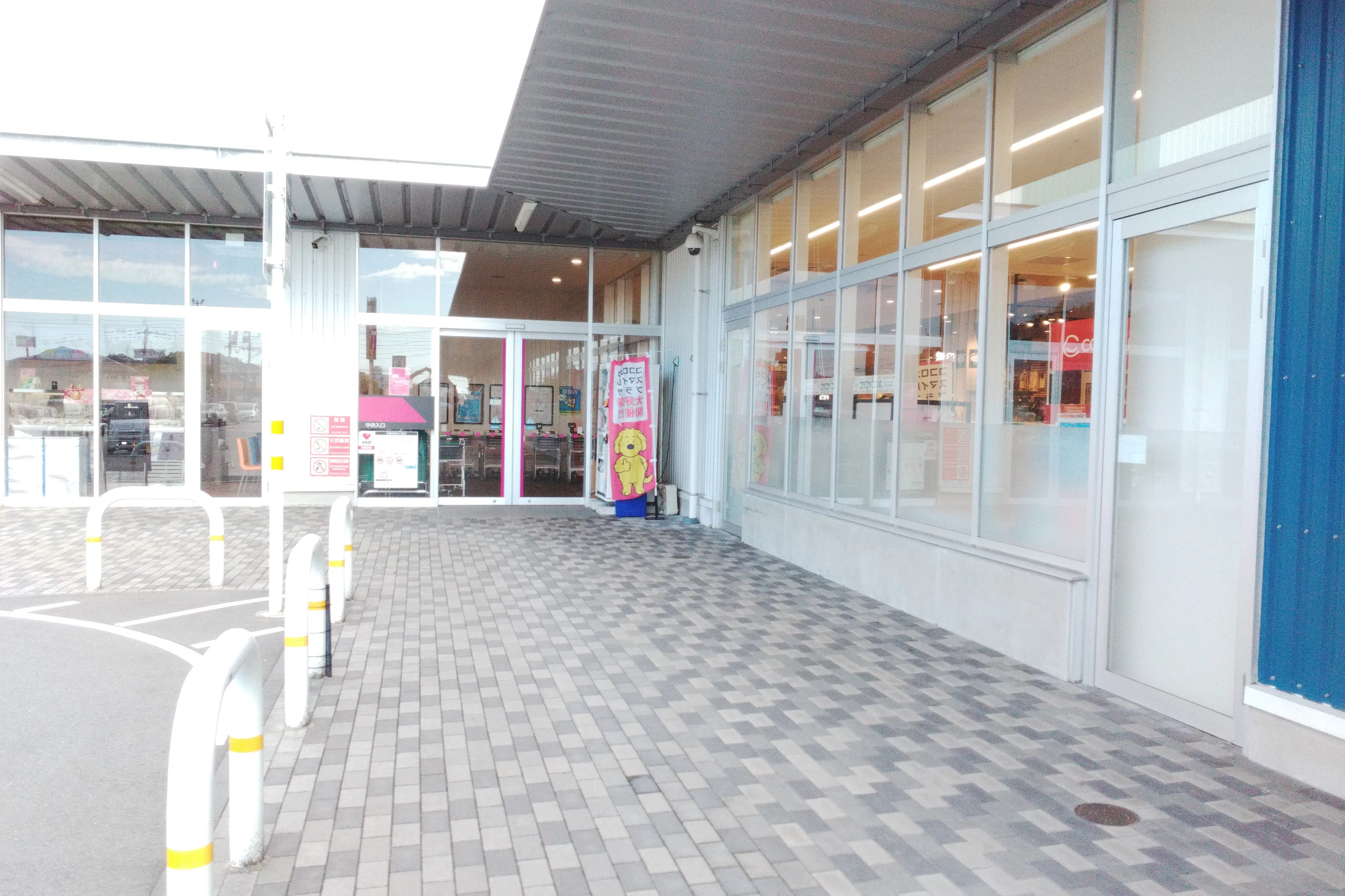 【イオンなかま店(福岡県)】店頭軒下(パン屋側)催事スペース