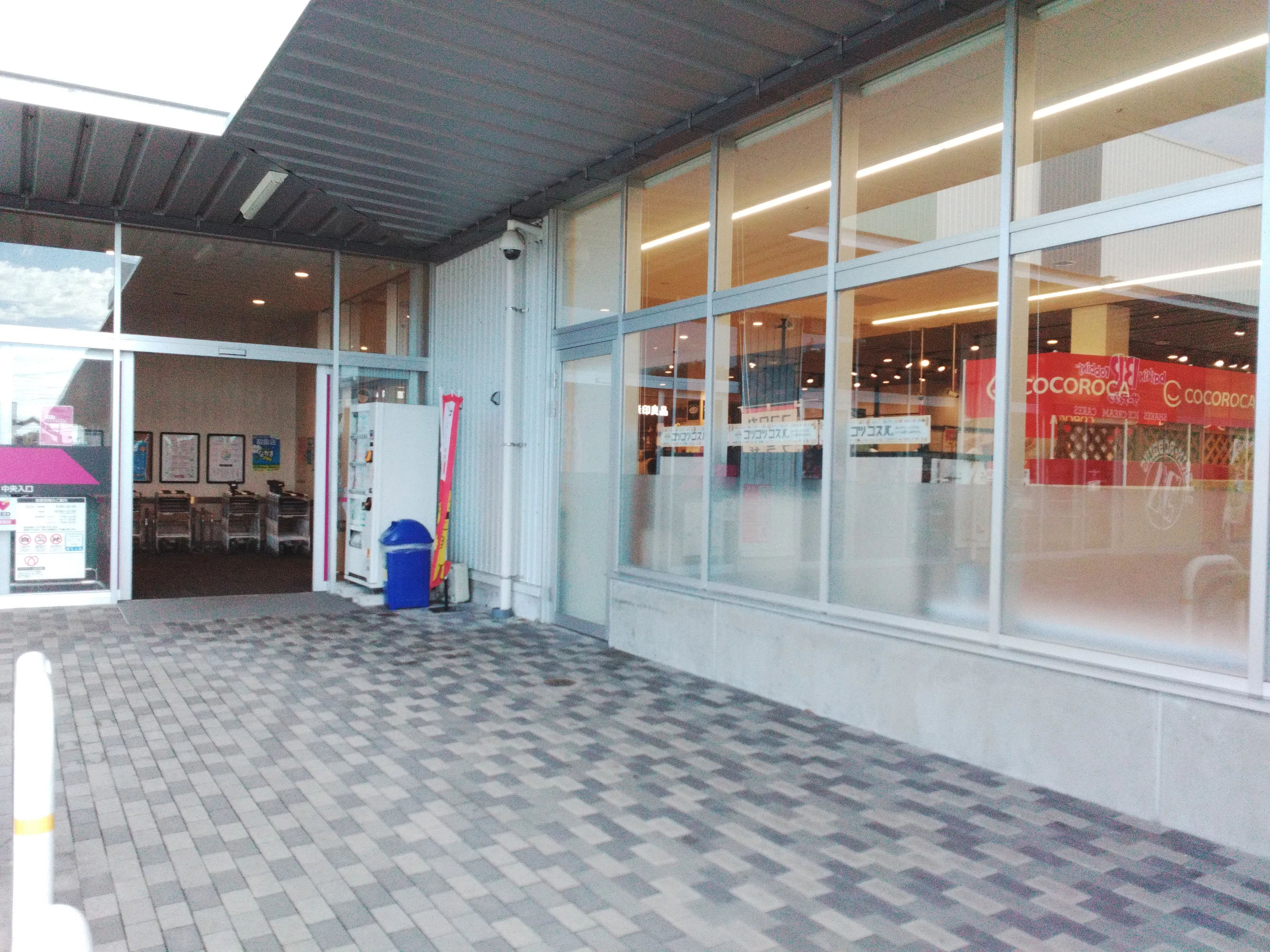 【イオンなかま店（福岡県）】店頭軒下（パン屋側）催事スペース
