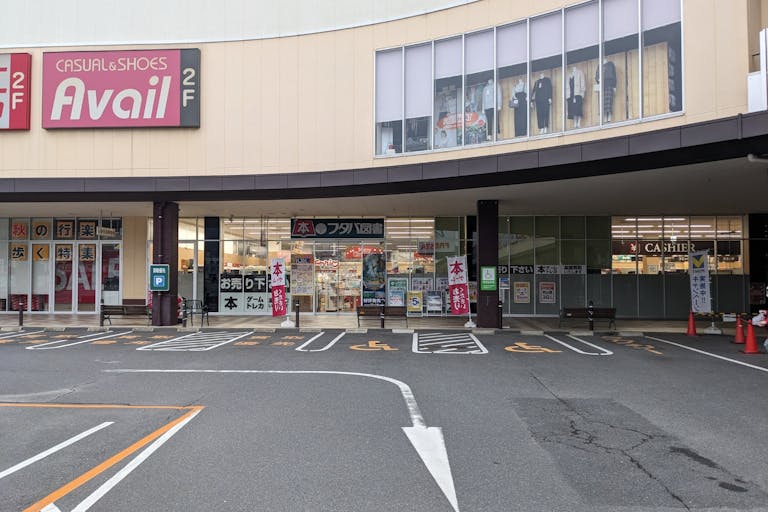 【フタバ図書TSUTAYA GIGAフレスタモール岩国店】物販に最適な店舗入口前のイベントスペースの画像3