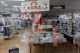 【フタバ図書TSUTAYA GIGAフレスタモール岩国店】物販に最適な店舗入口前のイベントスペース