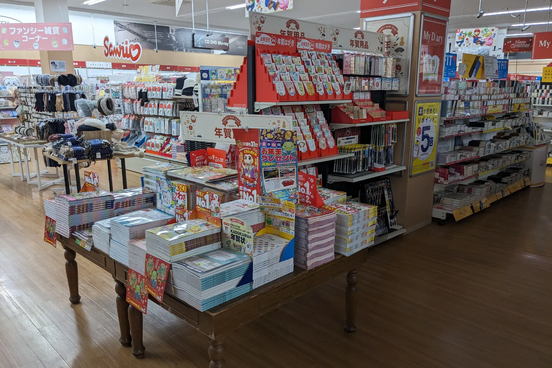 【フタバ図書TSUTAYA GIGAフレスタモール岩国店】物販に最適な店舗入口前のイベントスペース