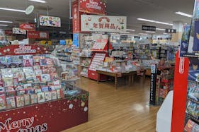 【フタバ図書TSUTAYA GIGAフレスタモール岩国店】物販に最適な店舗入口前のイベントスペース