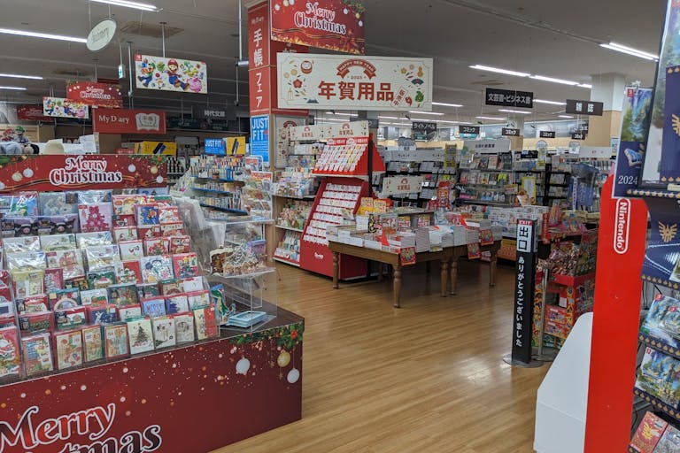 【フタバ図書TSUTAYA GIGAフレスタモール岩国店】物販に最適な店舗入口前のイベントスペースの画像1